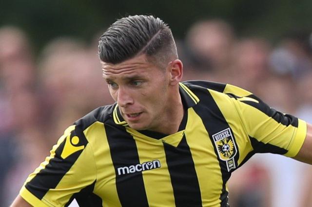 足球市场中 足球市场中