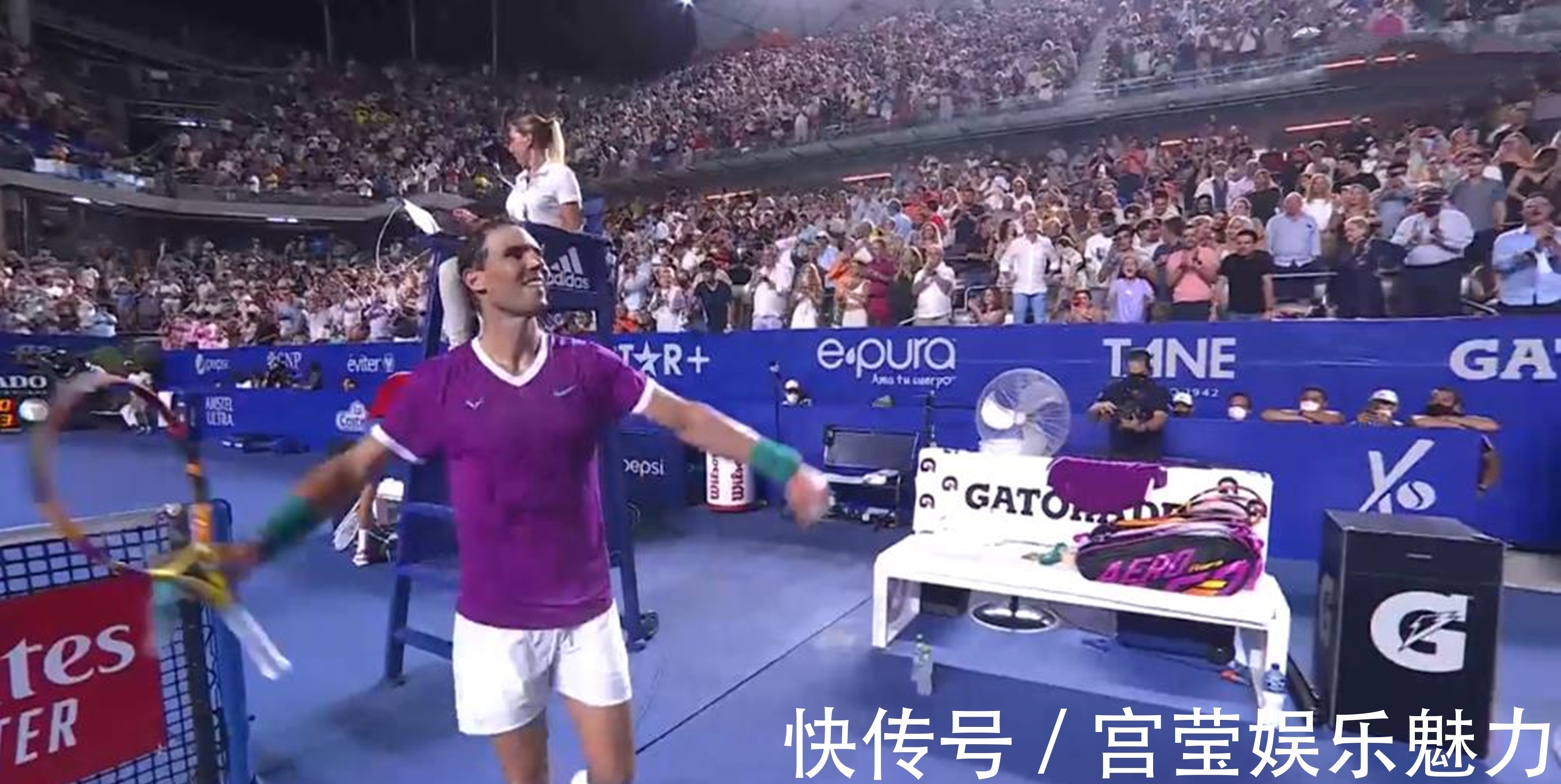 并在更衣室 并在更衣室